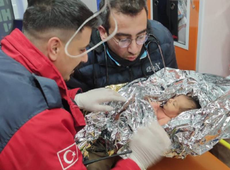 Σεισμός στην Τουρκία: Μωρό 10 ημερών βγήκε ζωντανό από τα χαλάσματα έπειτα από 90 ώρες (βίντεο)