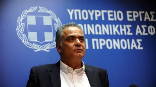 Σκουρλέτης: Τραπεζίτες κατευθύνουν την εκροή καταθέσεων στο εξωτερικό