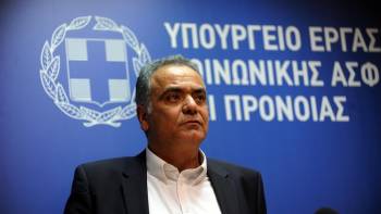 Σκουρλέτης: Τραπεζίτες κατευθύνουν την εκροή καταθέσεων στο εξωτερικό