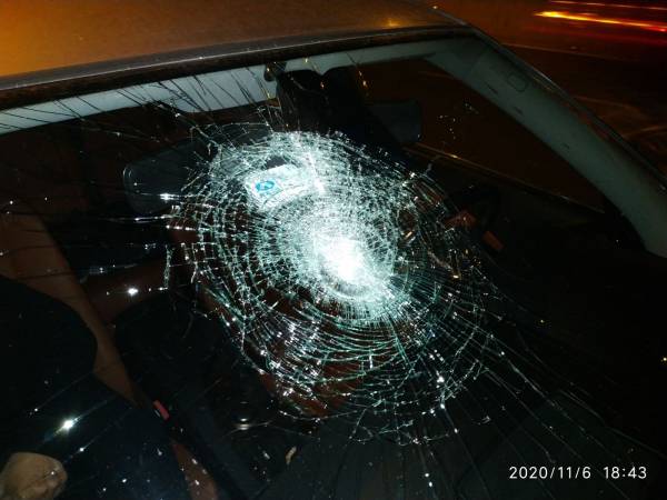 Μεσσηνία: Άγνωστοι έσπασαν με πέτρα παρμπρίζ εν κινήσει οχήματος (φωτογραφίες)