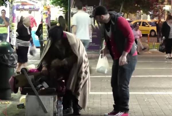 Δείτε τι γίνεται όταν ένας άστεγος ζητάει φαγητο (βίντεο)