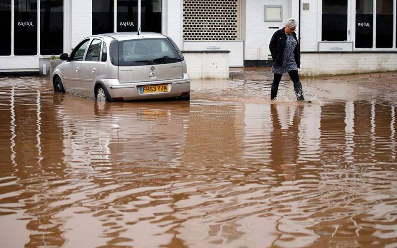 Βρετανία: Πλημμύρες και αναστάτωση στις μεταφορές προκάλεσε η καταιγίδα Ντένις