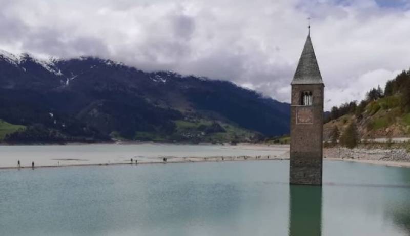 Ιταλία: Μεσαιωνικό χωριό αποκαλύφθηκε μέσα από λίμνη