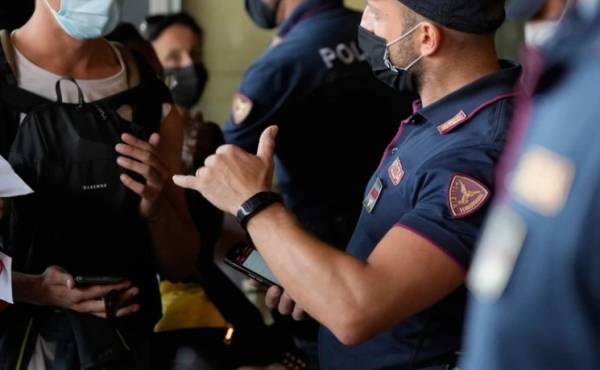 Ιταλία: Μπαράζ συλλήψεων αντιεμβολιαστών - Προτρέπουν σε βία εναντίον πολιτικών και γιατρών