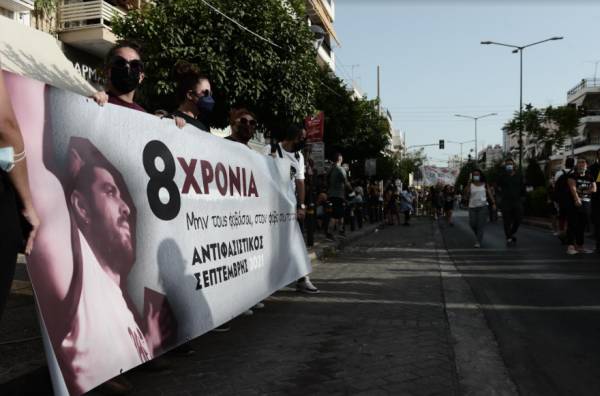 Σε εξέλιξη αντιφασιστική πορεία στο Κερατσίνι για τα 8 χρόνια από τη δολοφονία του Παύλου Φύσσα (βίντεο)
