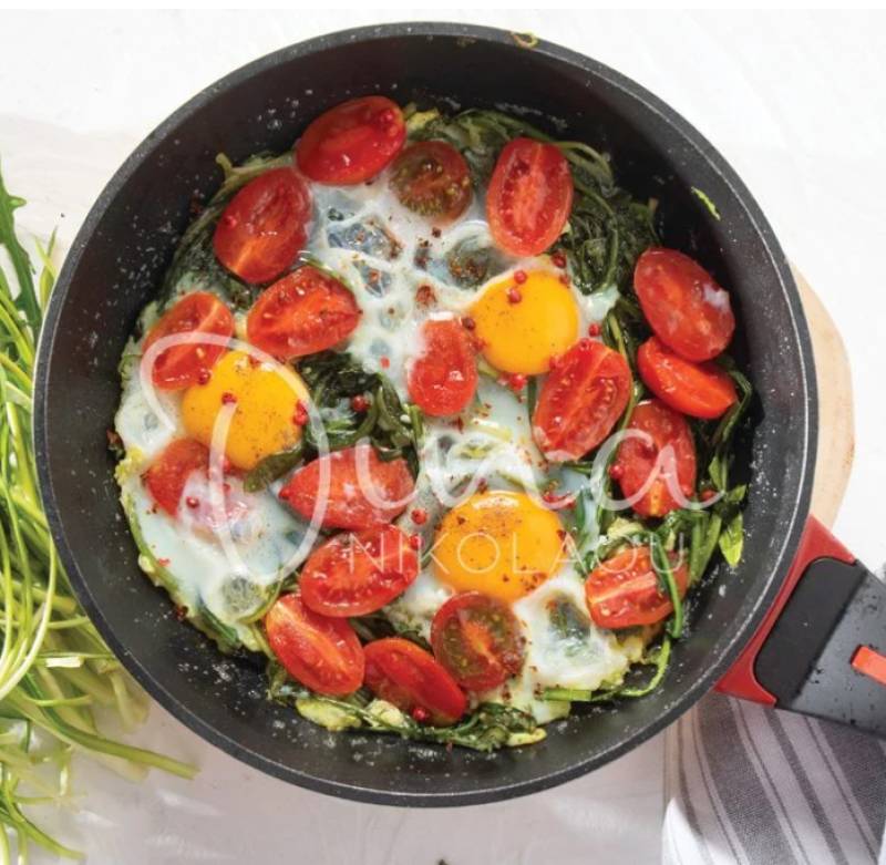Εύκολο, υγιεινό και γρήγορο πρωινό: Αυγά με σταμναγκάθι και ντοματίνια