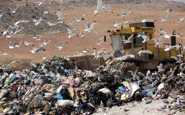 Τα σκουπίδια κάνουν βόλτες σε… Αττική και Μεσσηνία