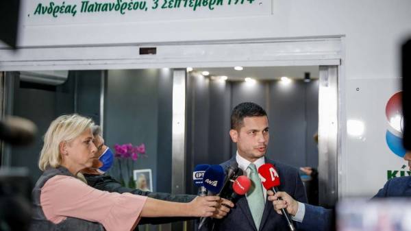 ΠΑΣΟΚ: Παραίτηση Καρανικόλα με αιχμές για τον Ανδρουλάκη