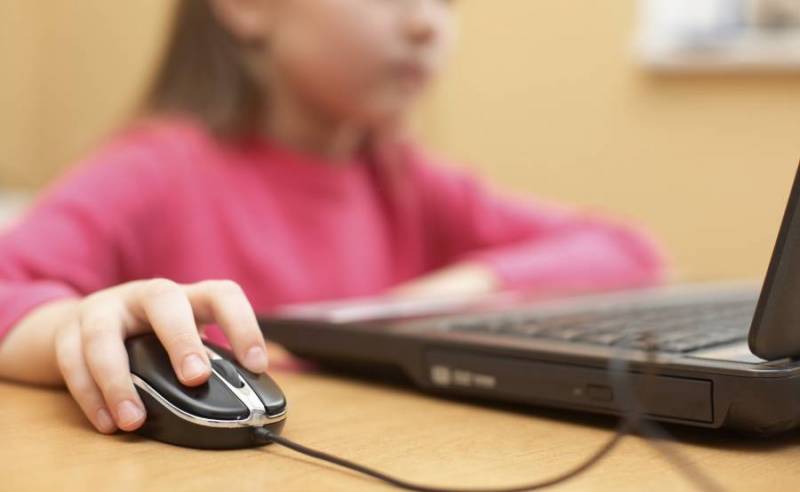 Ανάγκη για περισσότερη επίβλεψη των διαδικτυακών συνηθειών παιδιών