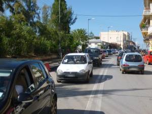 Καλαμάτα: Κυκλοφοριακό χάος στην οδό Αθηνών από τα έργα ύδρευσης και το παζάρι