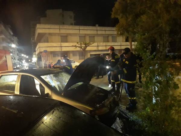 Καλαμάτα: Φωτιά εν κινήσει σε αυτοκίνητο στη Φαρών