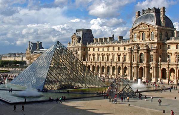 Γαλλία: Το Λούβρο καλεί τους επισκέπτες να κάνουν κράτηση πριν πάνε, για να βεβαιωθούν ότι θα μπορέσουν να μπουν λόγω της κοσμοσυρροής