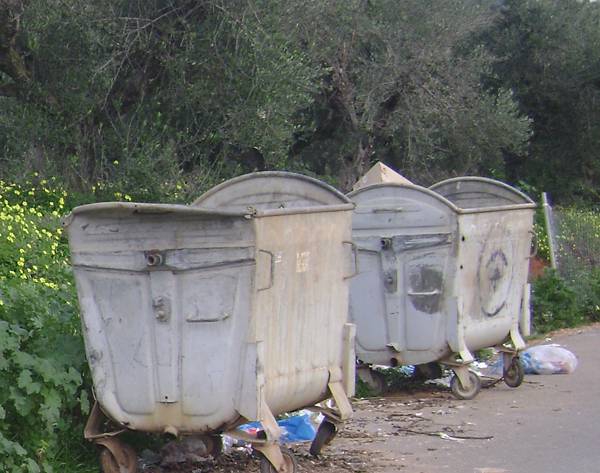 Πλύσιμο κάδων απορριμμάτων στην Καλαμάτα