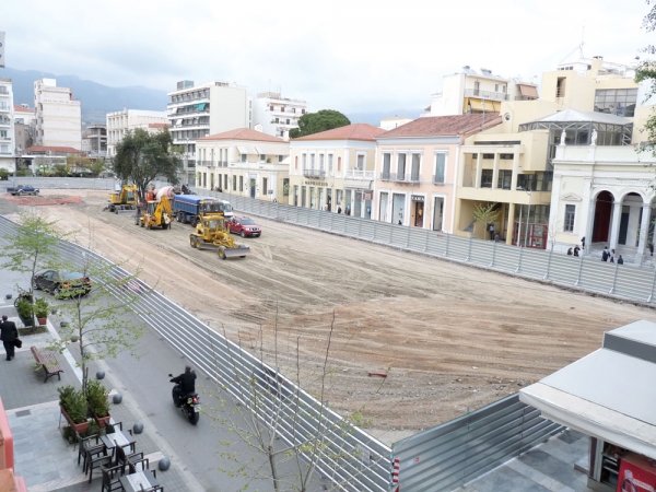 Διακανονισμό στα τέλη κοινοχρήστων ζητούν επαγγελματίες λόγω της ανάπλασης της πλατείας