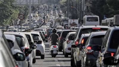 Στο στόχαστρο τα παλιά ρυπογόνα ΙΧ και η ταχύτητα
