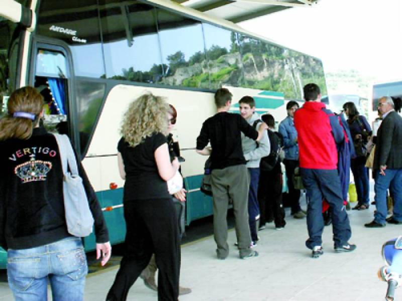 Η Λαϊκή Συσπείρωση Πελοποννήσου για τη μεταφορά των μαθητών