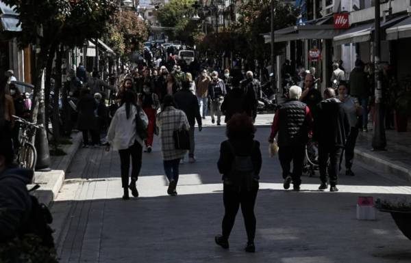 Πρώτη Ανάσταση, με θόρυβο, στην Πάτρα: Γιατί τα μαγαζιά πετούν εμπορεύματα στους δρόμους - Ένα έθιμο χρόνων
