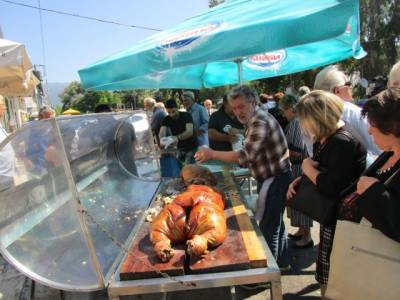 Την τιμητική της έχει σήμερα η γουρνοπούλα στην Καλαμάτα (βίντεο)