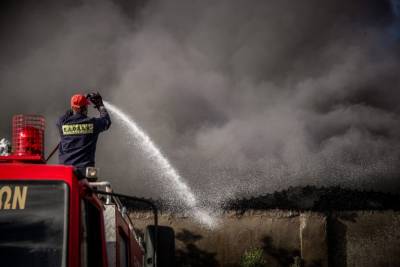 Ωραιόκαστρο: Στα εργοστάσια η μεγάλη μάχη της κατάσβεσης, αποπνικτική η ατμόσφαιρα στη Θεσσαλονίκη (βίντεο)
