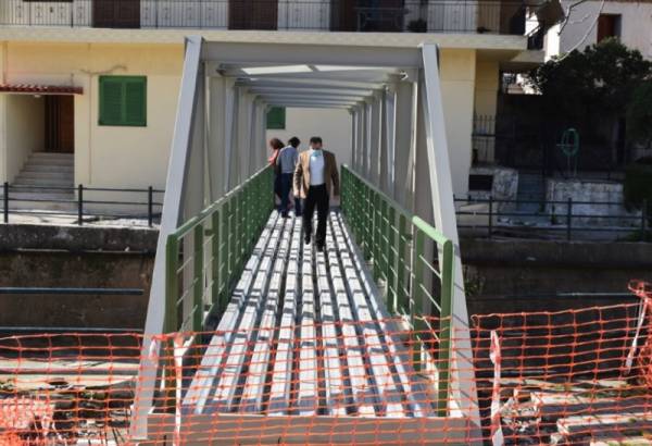 Θουρία: Τοποθετήθηκε μεταλλική πεζογέφυρα στο ρέμα Ξερίλα