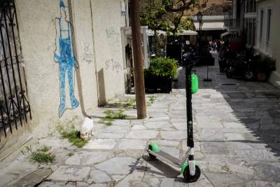 Προσπάθησε να αποφύγει τη σύλληψη με... ηλεκτρικό πατίνι, αλλά μάταια