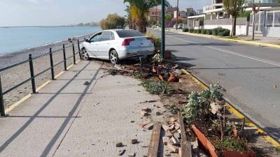 Καλαμάτα: Τροχαίο με τραυματισμό στη Ναυαρίνου - Αυτοκίνητο ανέβηκε στο πεζοδρόμιο