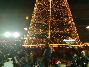 Φωταγωγήθηκε το χριστουγεννιάτικο δένδρο στην κεντρική πλατεία της Καλαμάτας (βίντεο)