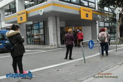 Ουρές, αλλά με μέτρα προστασίας σήμερα στην Καλαμάτα (φωτογραφίες)