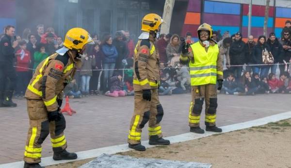 Ισπανία: Τρεις νεκροί και 16 τραυματίες από πυρκαγιά σε 6ώροφη πολυκατοικία