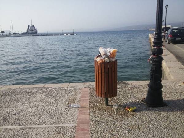 Καλαθάκι γεμάτο σκουπίδια στο λιμάνι της Πύλου