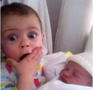 Απίστευτες αντιδράσεις: Η γνωριμία με το... νεογέννητο αδερφάκι (φωτογραφίες)