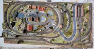 Καλαμάτα: Εκπληκτική μακέτα με σιδηρόδρομο χρειάζεται διάσωση και προβολή από τον συνταξιούχο τυπογράφο Κανάρη Κρόμπα