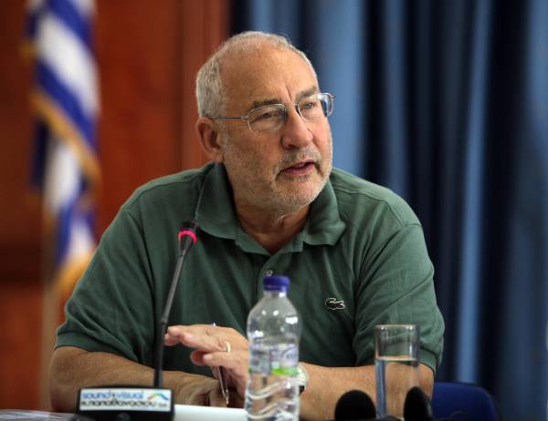 Στίγκλιτς: "Η συμφωνία επιβλήθηκε στην Ελλάδα με το πιστόλι στον κρόταφο"