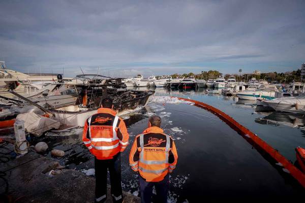 Πυρκαγιά τα ξημερώματα σε δύο θαλαμηγούς στη Δ μαρίνα Γλυφάδας