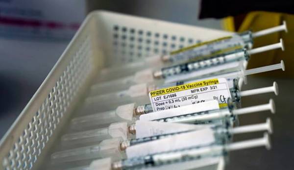 Εμβόλιο Pfizer: Εγκρίθηκε στη Βρετανία για τους εφήβους 12-15 ετών