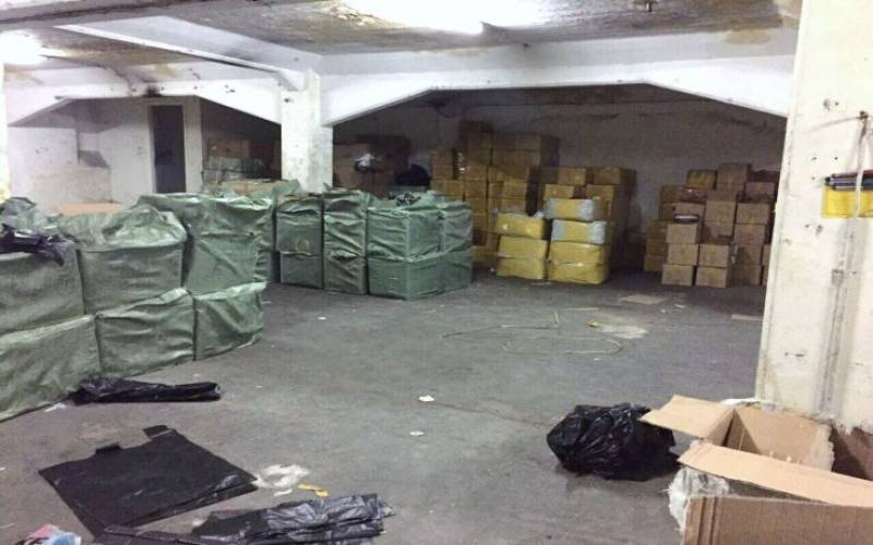 Εντοπίστηκε αποθήκη με περισσότερα από 22.500 «μαϊμού» ρούχα