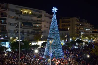 Ετοιμάζεται για τα Χριστούγεννα η Καλαμάτα: Εκδηλώσεις και στο Μέγαρο Χορού (βίντεο)