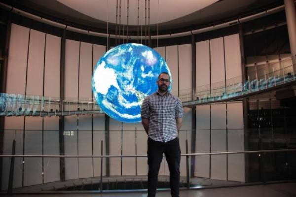 Καλαματιανός αστρονόμος έστησε τα live της Bjork σε ένα επιστημονικό μουσείο του Τόκιο (βίντεο)