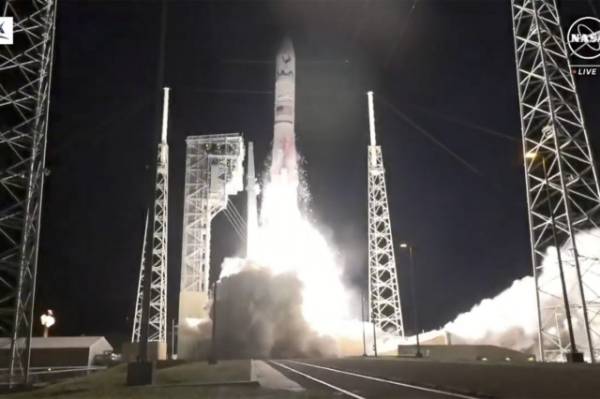 NASA: Εκτόξευσε πύραυλο προς τη Σελήνη για πρώτη φορά μετά από 50 χρόνια (βίντεο)