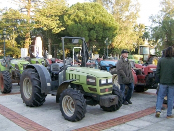 Εφυγαν τα τρακτέρ από  την πλατεία των Φιλιατρών - Οι αγρότες δηλώνουν ότι δεν σταματά ο αγώνας