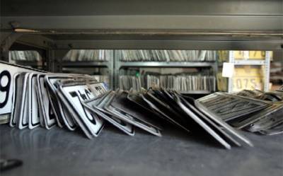 Οι έμποροι αυτοκινήτων διαμαρτύρονται έντονα: Μια υπάλληλος για όλες τις άδειες οχημάτων