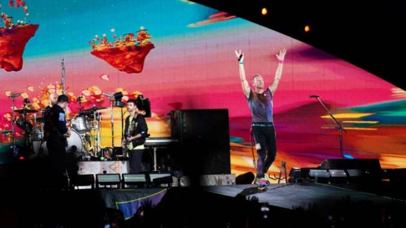 Coldplay: Εντυπωσιακό το βίντεο κλιπ του τραγουδιού «Feels Like I’m Falling in Love» από τη σκηνή του Ηρωδείου