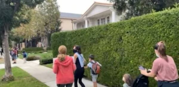 ΗΠΑ: Αντιεμβολιαστές φώναζαν σε παιδιά και γονείς έξω από σχολείο - «Η μάσκα είναι βιασμός» (Βίντεο)