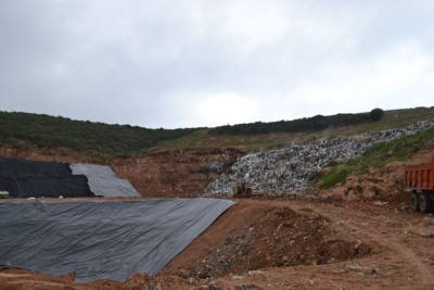 Εκλεισαν το δρόμο για τη χωματερή στο Αλιμάκι