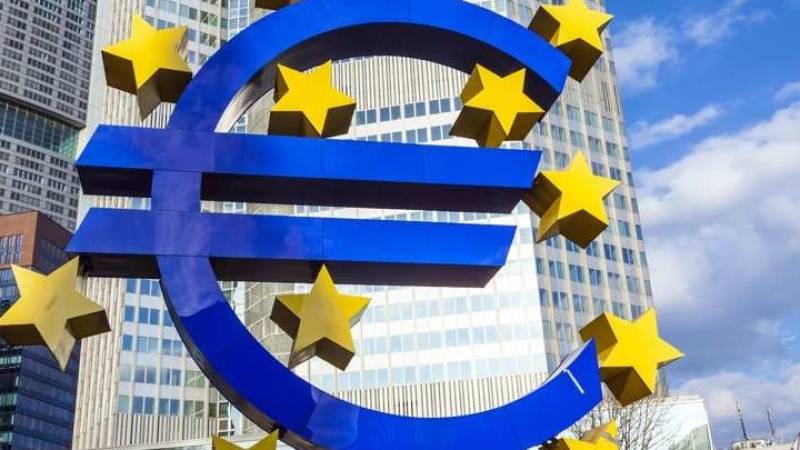 Αντίστροφη μέτρηση για μειώσεις επιτοκίων από ΕΚΤ και FED