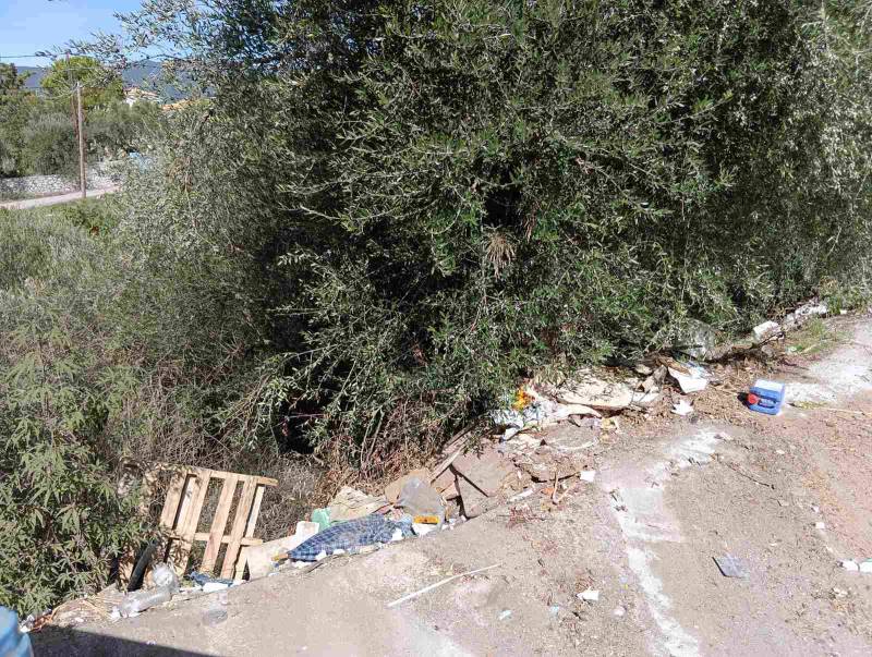 Μηχάνημα τα έριξε στο ρέμα