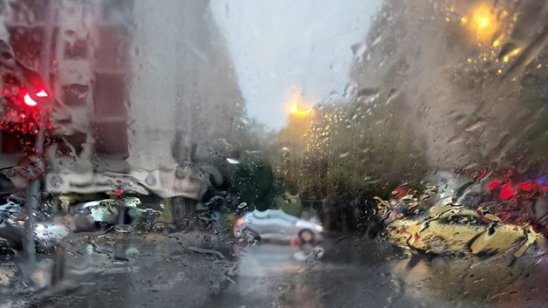 Άστατος καιρός αύριο με κατά τόπους βροχές, καταιγίδες και πτώση της θερμοκρασίας