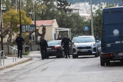 Τη διαδρομή όπλων και εκρηκτικών που βρέθηκαν στα σπίτια των 4 κατηγορουμένων ερευνά η ΕΛ.ΑΣ. (βίντεο)