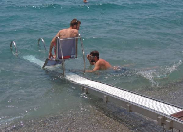 Λειτουργούν οι μηχανές για το μπάνιο των ΑμεΑ στην Ανατολική Παραλία Καλαμάτας