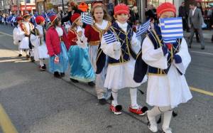 Ο Καναδάς βάφτηκε στα ελληνικά χρώματα στις εκδηλώσεις για την 25η Μαρτίου